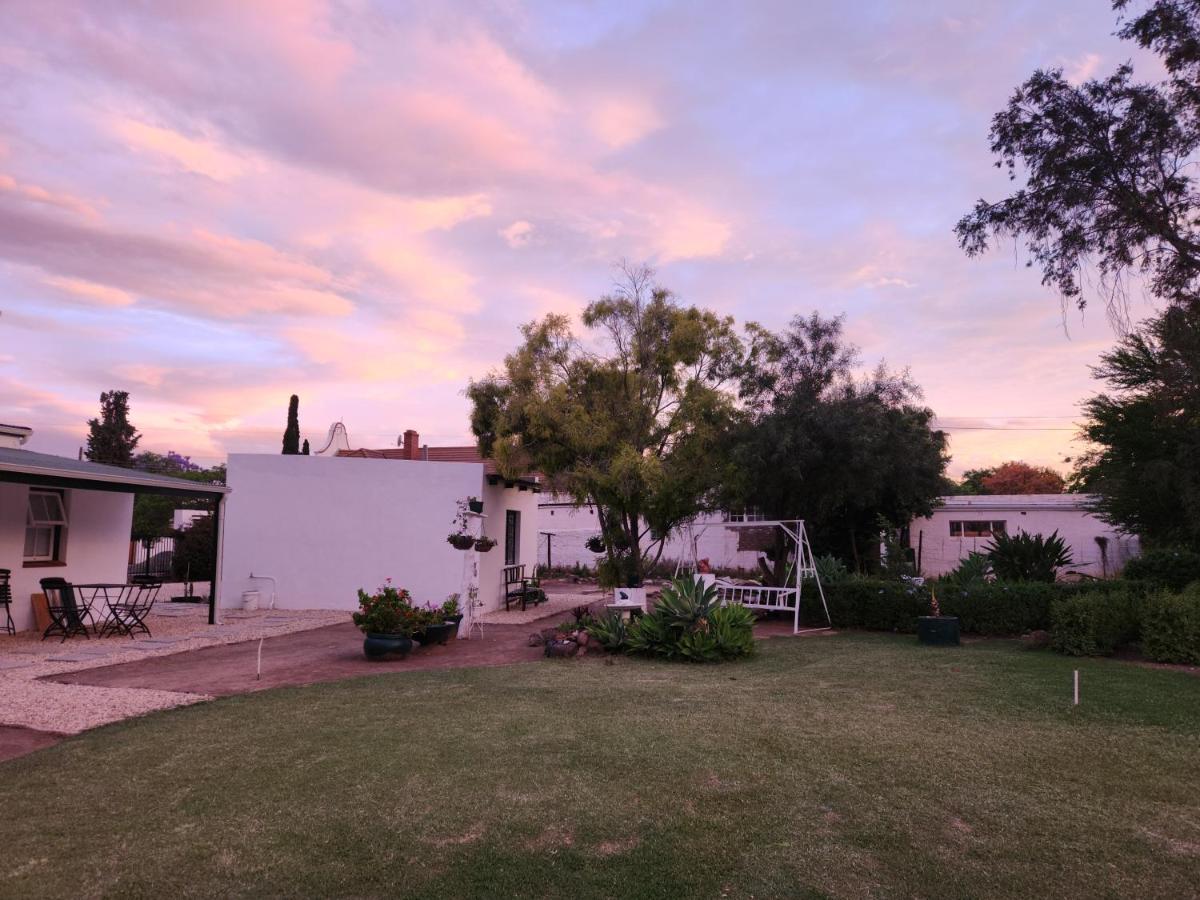 Die Dorpshuis Graaff-Reinet エクステリア 写真