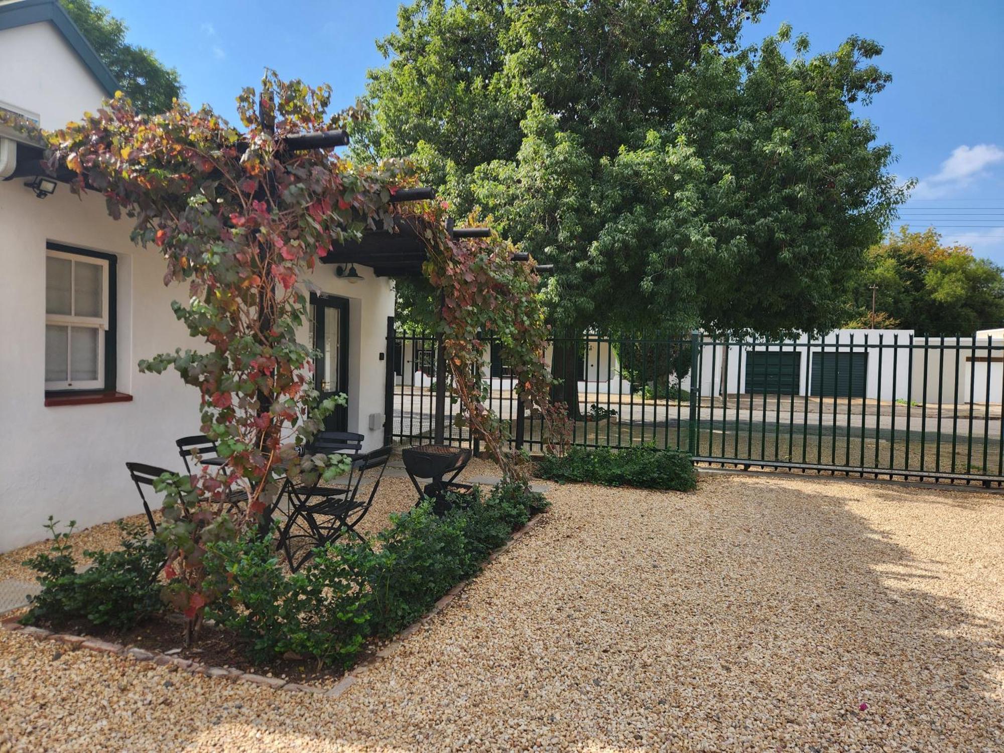 Die Dorpshuis Graaff-Reinet エクステリア 写真